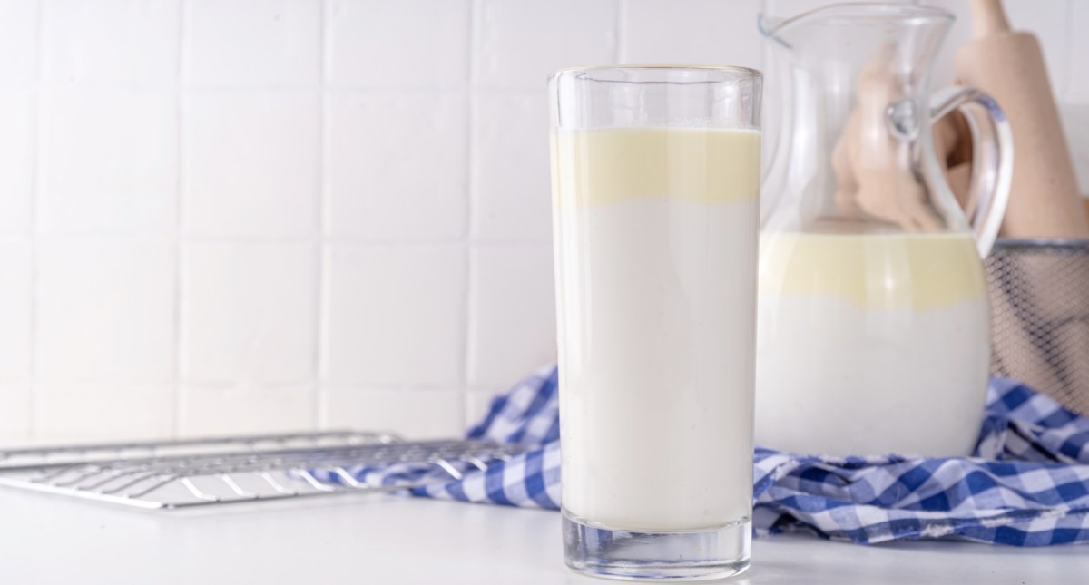 Una niña de California estuvo a punto de morir tras beber leche cruda: los peligros de este consumo