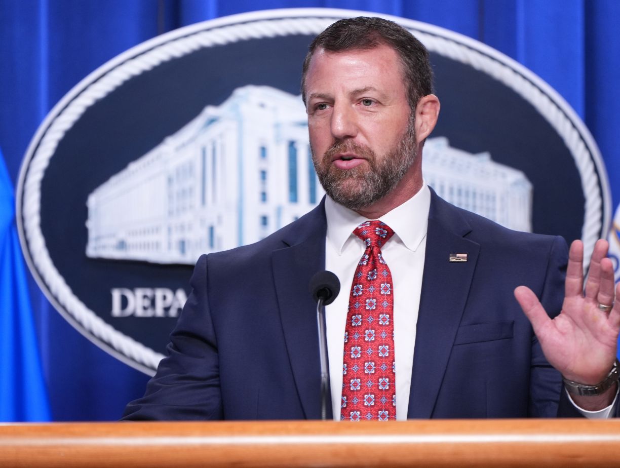 Mullin acusa a demócratas de usar la inmigración para convertir estados rojos en azules