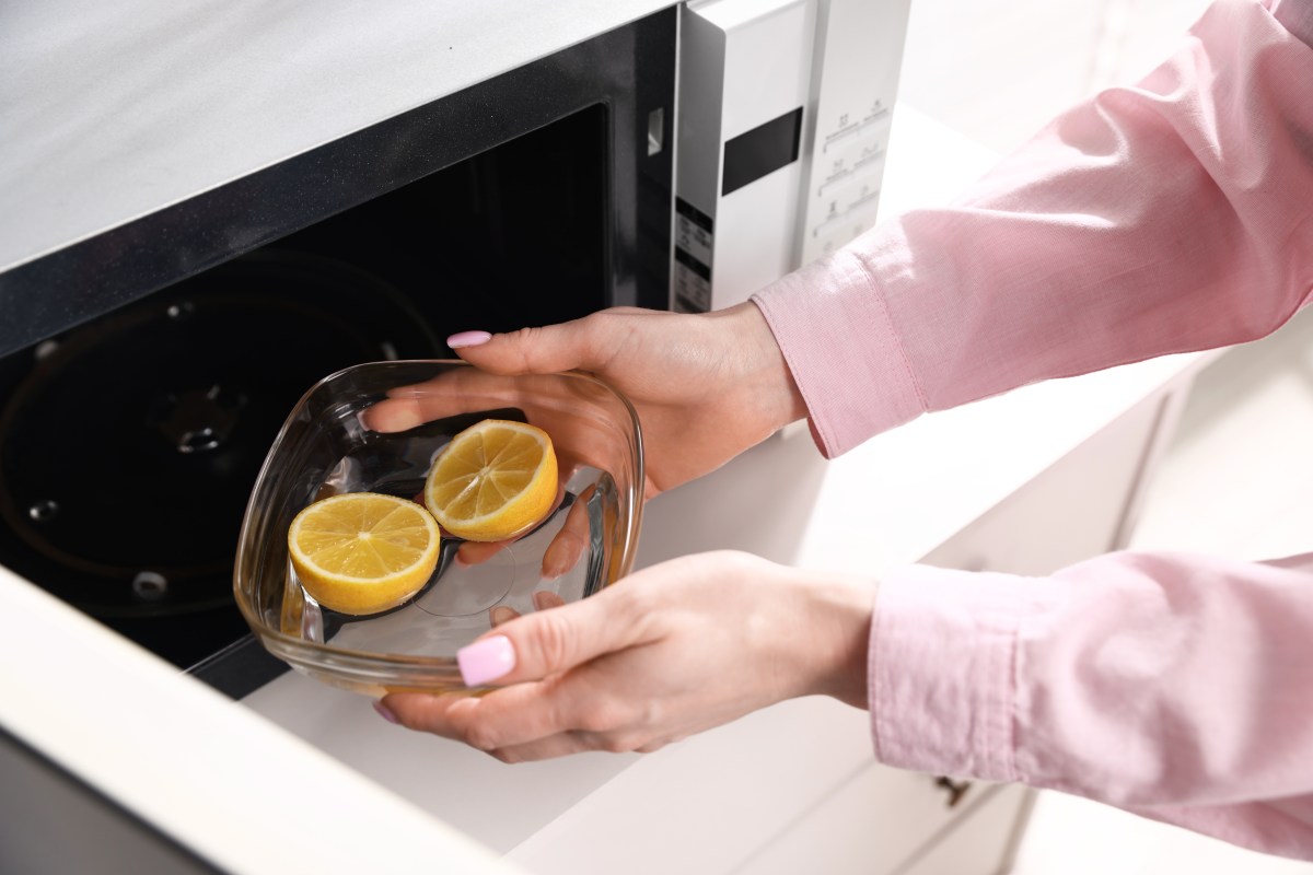 Para qué sirve mezclar jugo de limón y agua dentro del microondas