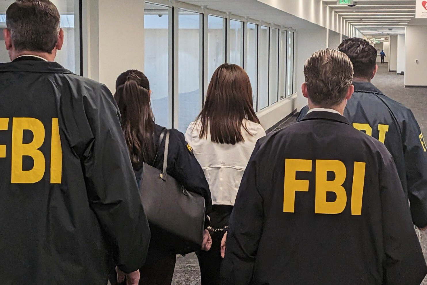 Mujer acusada de ser espía de China comparece ante tribunal federal en Los Ángeles