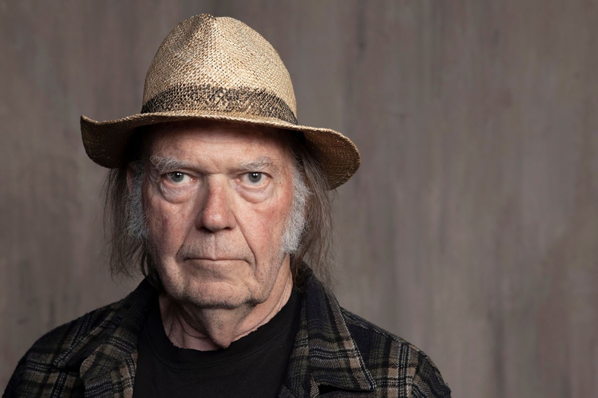 El músico Neil Young demanda a un comité recaudador de fondos en favor de Donald Trump