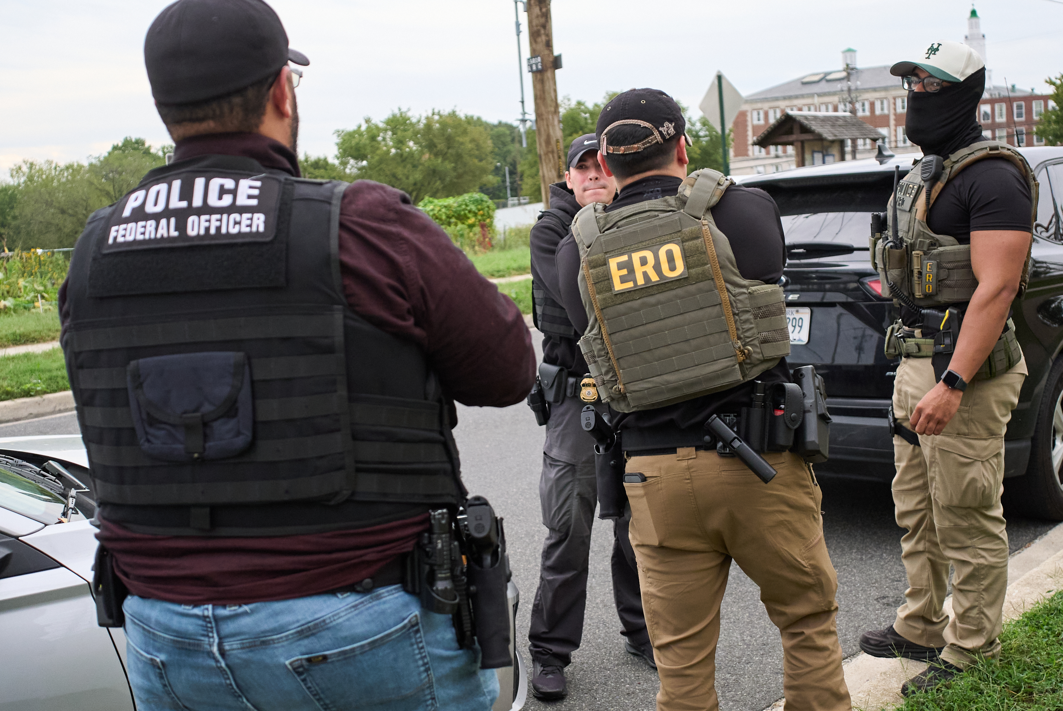Nuevas reglas de ICE limitan a los agentes que pueden realizar detenciones de vehículos