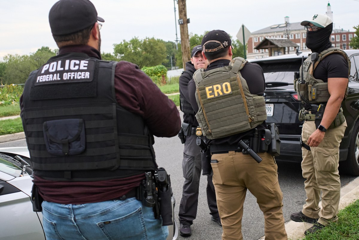 Nuevas reglas de ICE limitan a los agentes que pueden realizar detenciones de vehículos