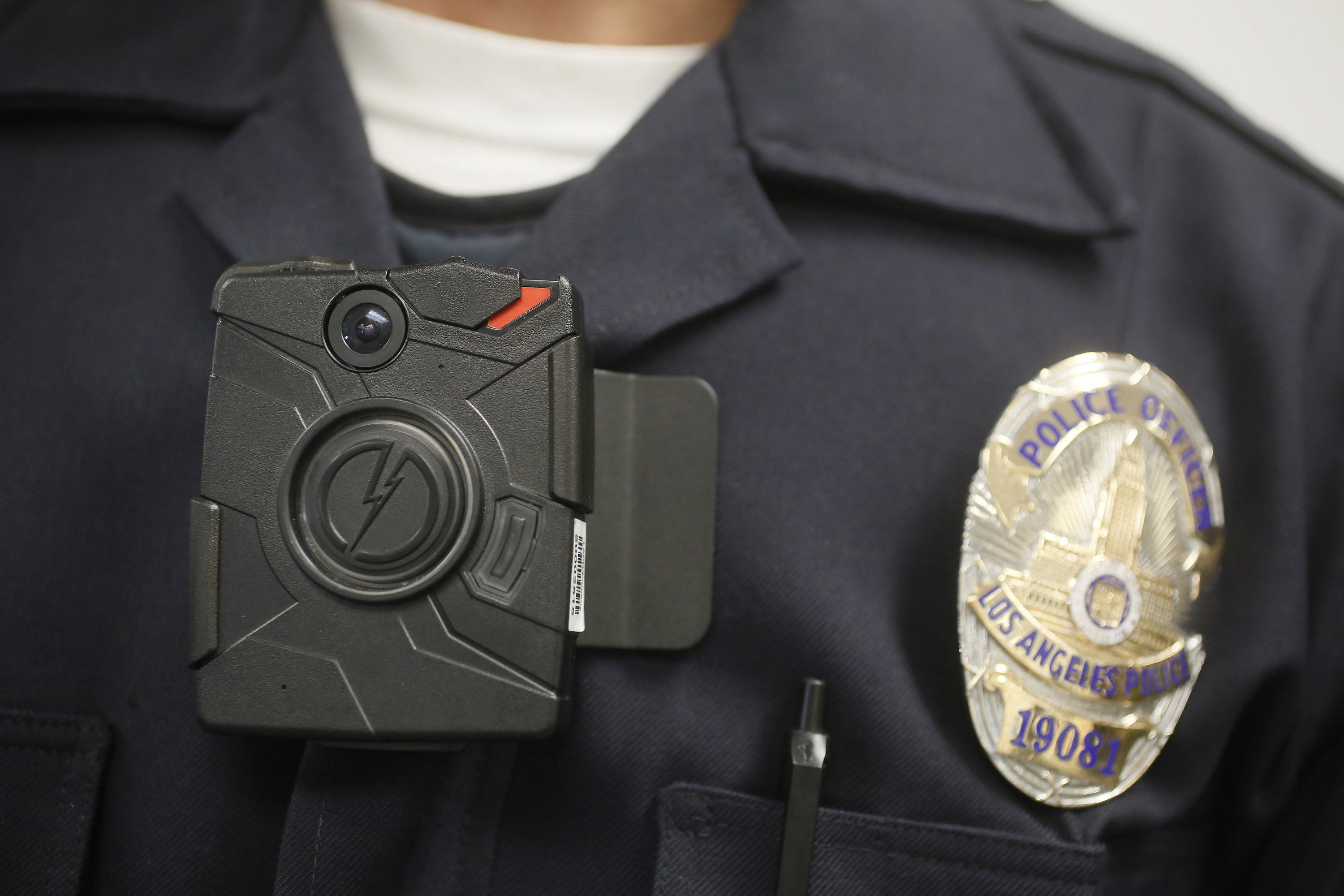 Oficial hispano del LAPD arrestado por sospecha de intentar reunirse con una menor con fines lascivos
