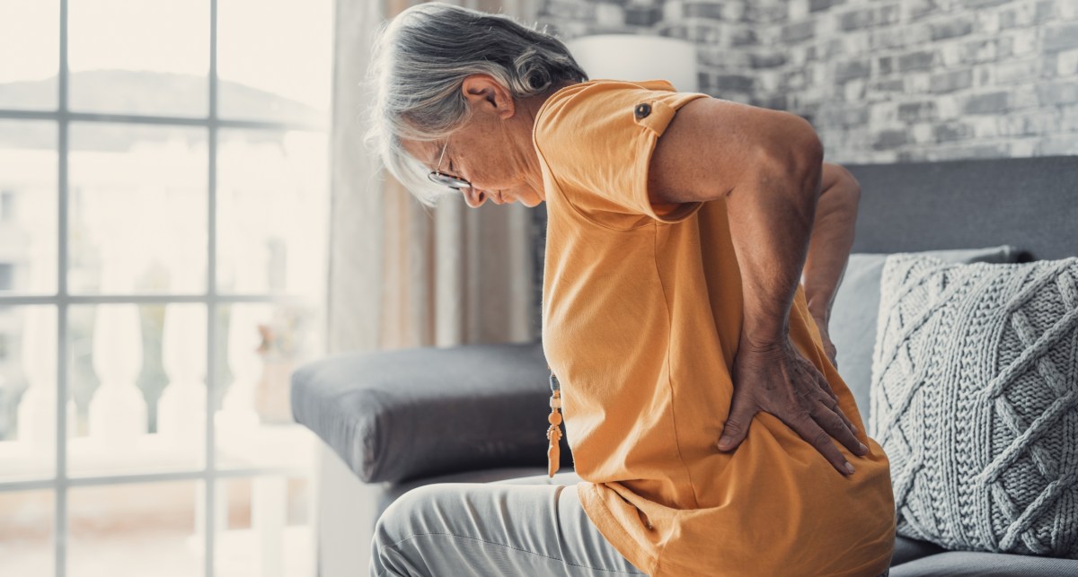 Encorvamiento de la espalda, pérdida de altura y cansancio: señales que no duelen de la osteoporosis