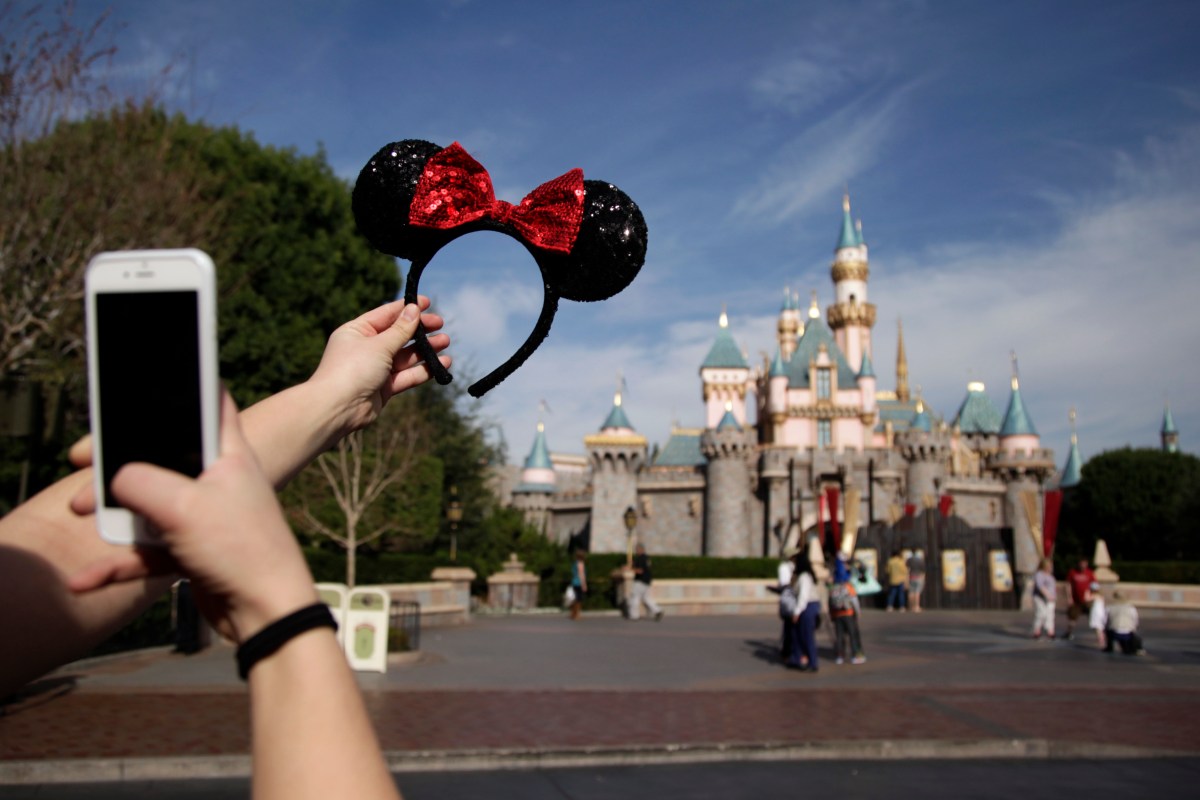 Disneyland: la Policía de Anaheim busca a hombre por dos bolsas sospechosas