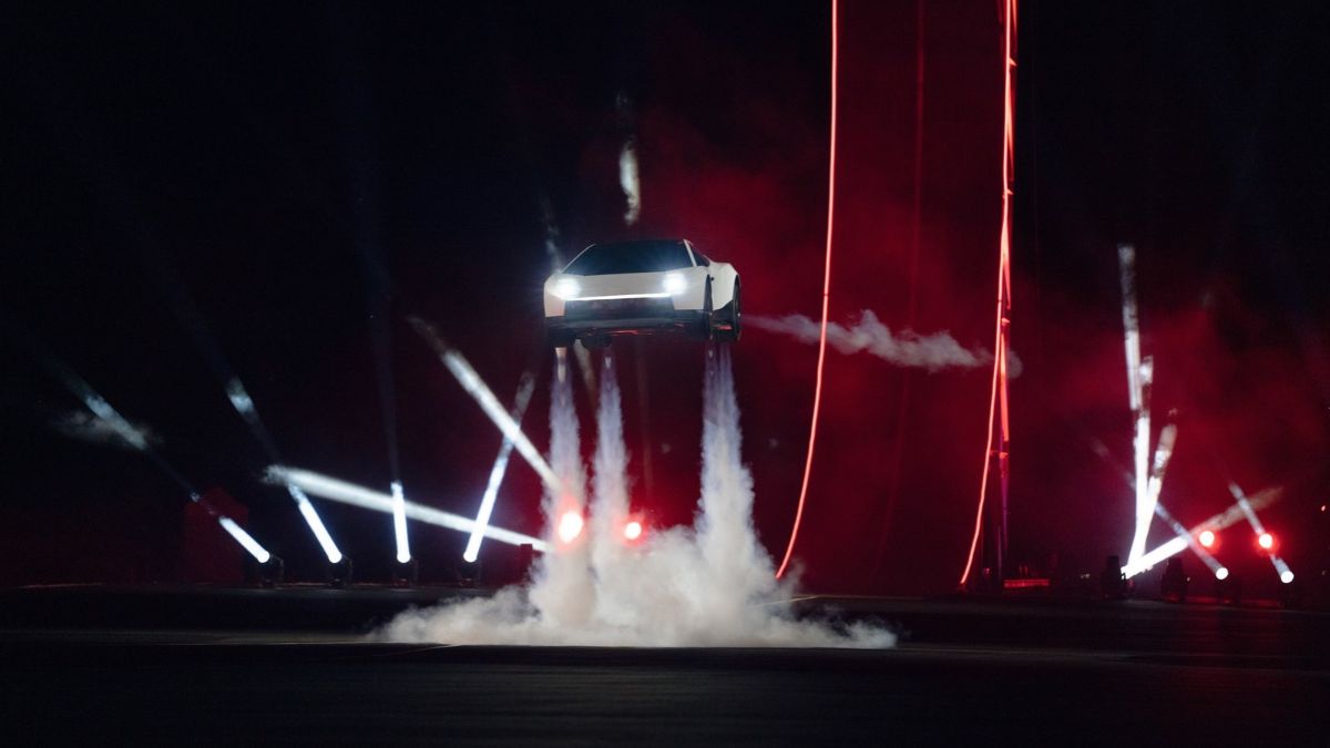 Video: El Tesla Roadster vuela, da giros en el aire y deja a todos boquiabiertos
