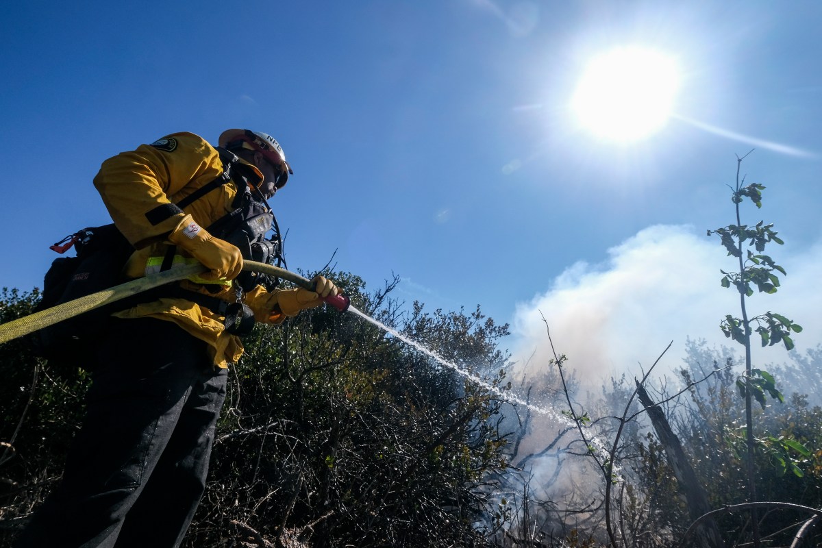 Vientos de Santa Ana elevan el riesgo de incendios en Los Ángeles
