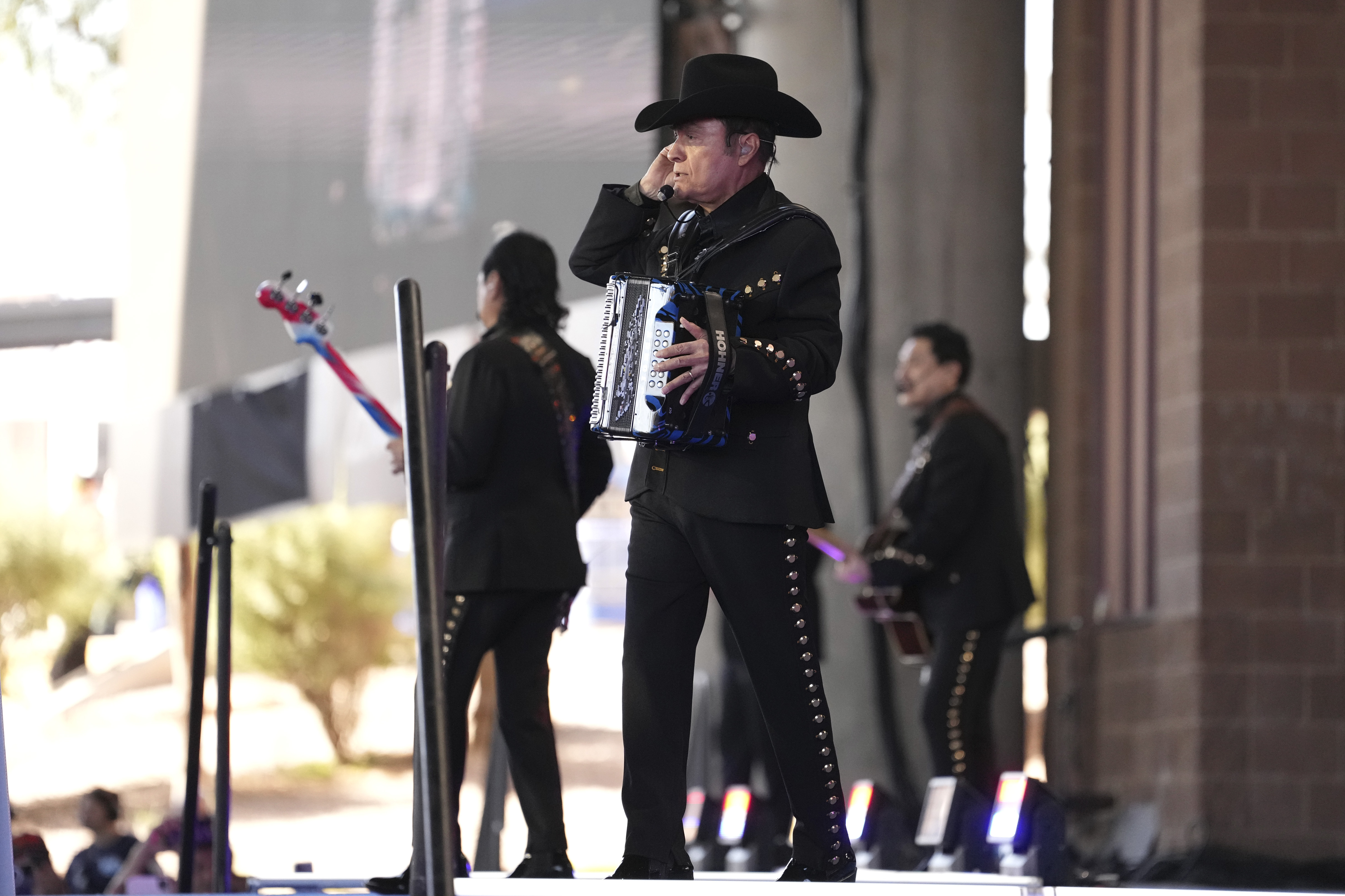 Críticas en redes obligan a NPR a explicar edición de video sobre migrantes de Los Tigres del Norte