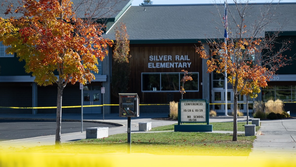 Maestra que sobrevivió al tiroteo en una escuela de Oregon relata que fingió estar muerta
