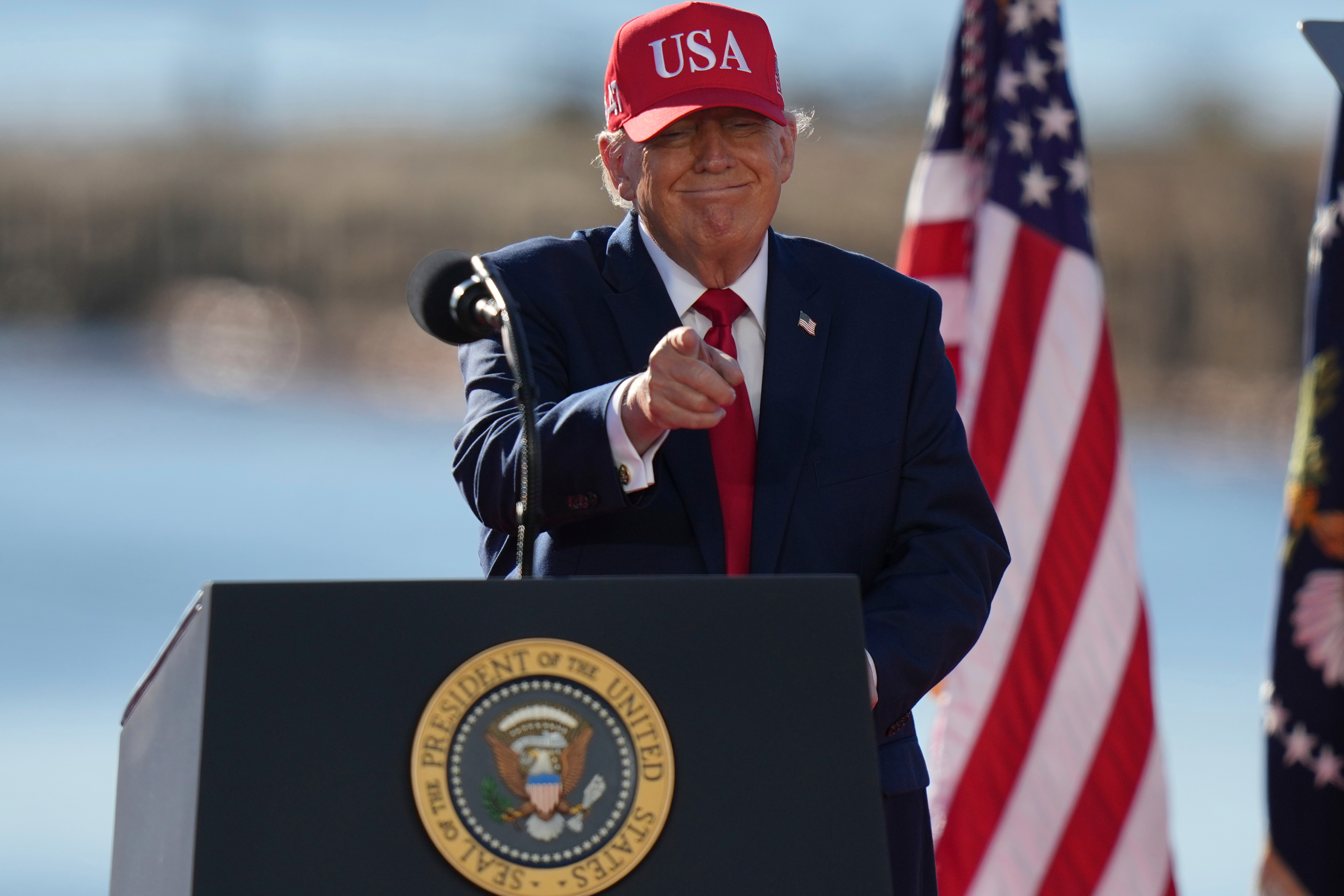 Trump arremete contra Fox News por entrevistar a demócratas; afirma que cadena abandonó a MAGA