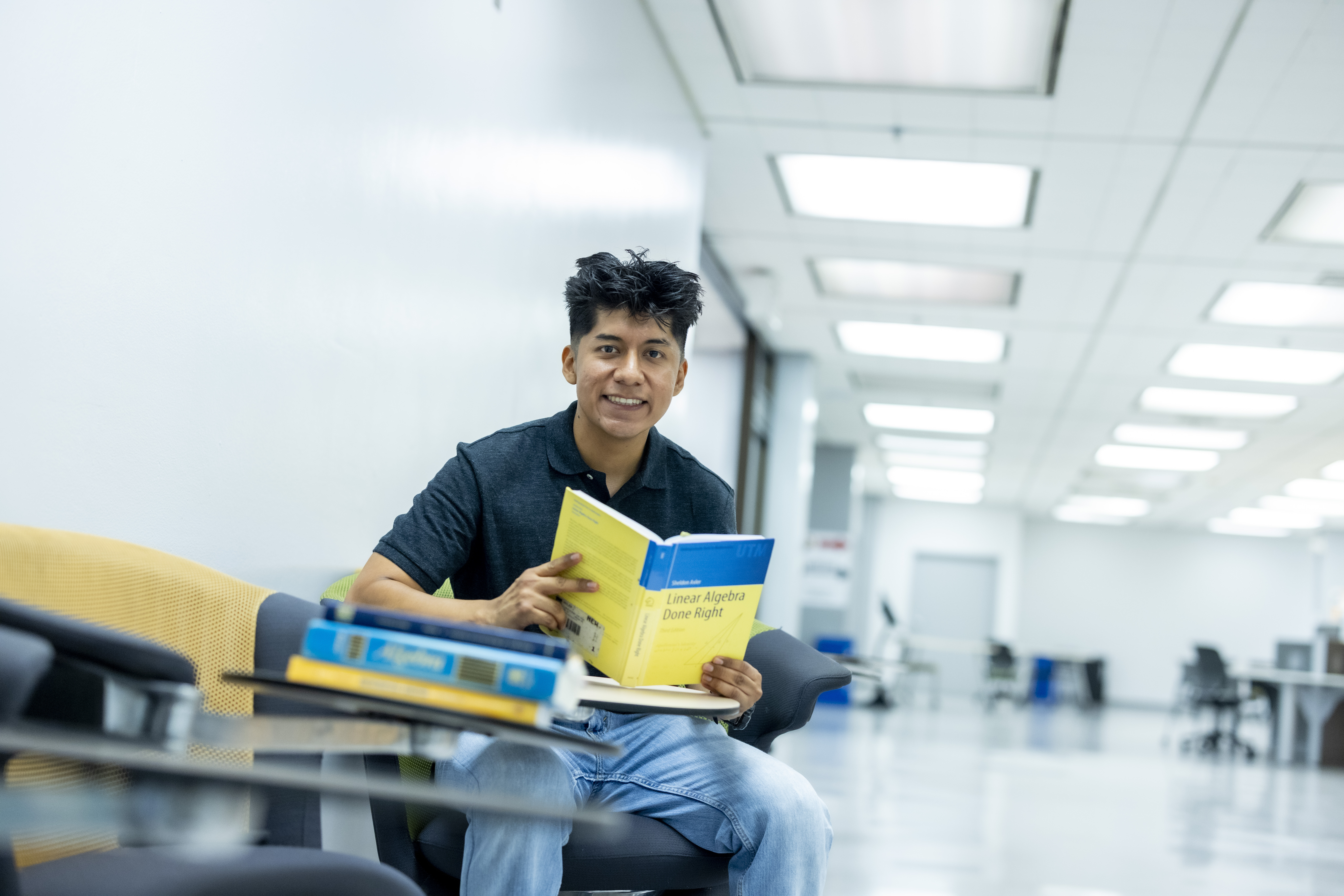 Joven universitario de Boyle Heights recibe premio por su desempeño académico