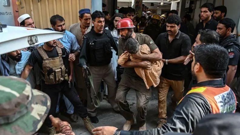 Mueren más de 30 niños y un maestro en Pakistán tras el derrumbe del techo de una escuela