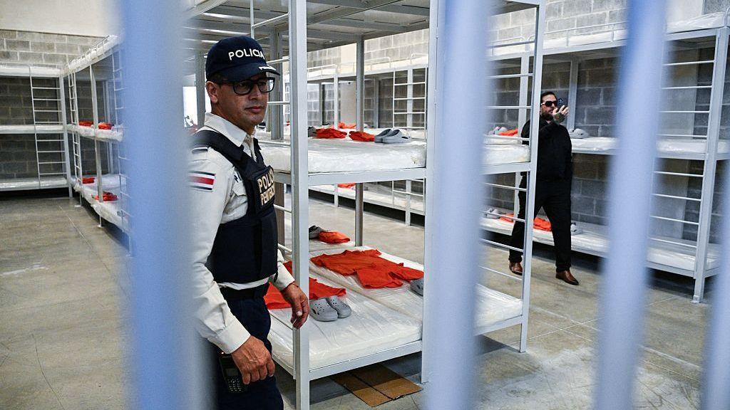 Las imágenes de la nueva cárcel de máxima seguridad de Costa Rica que imita al Cecot de Bukele