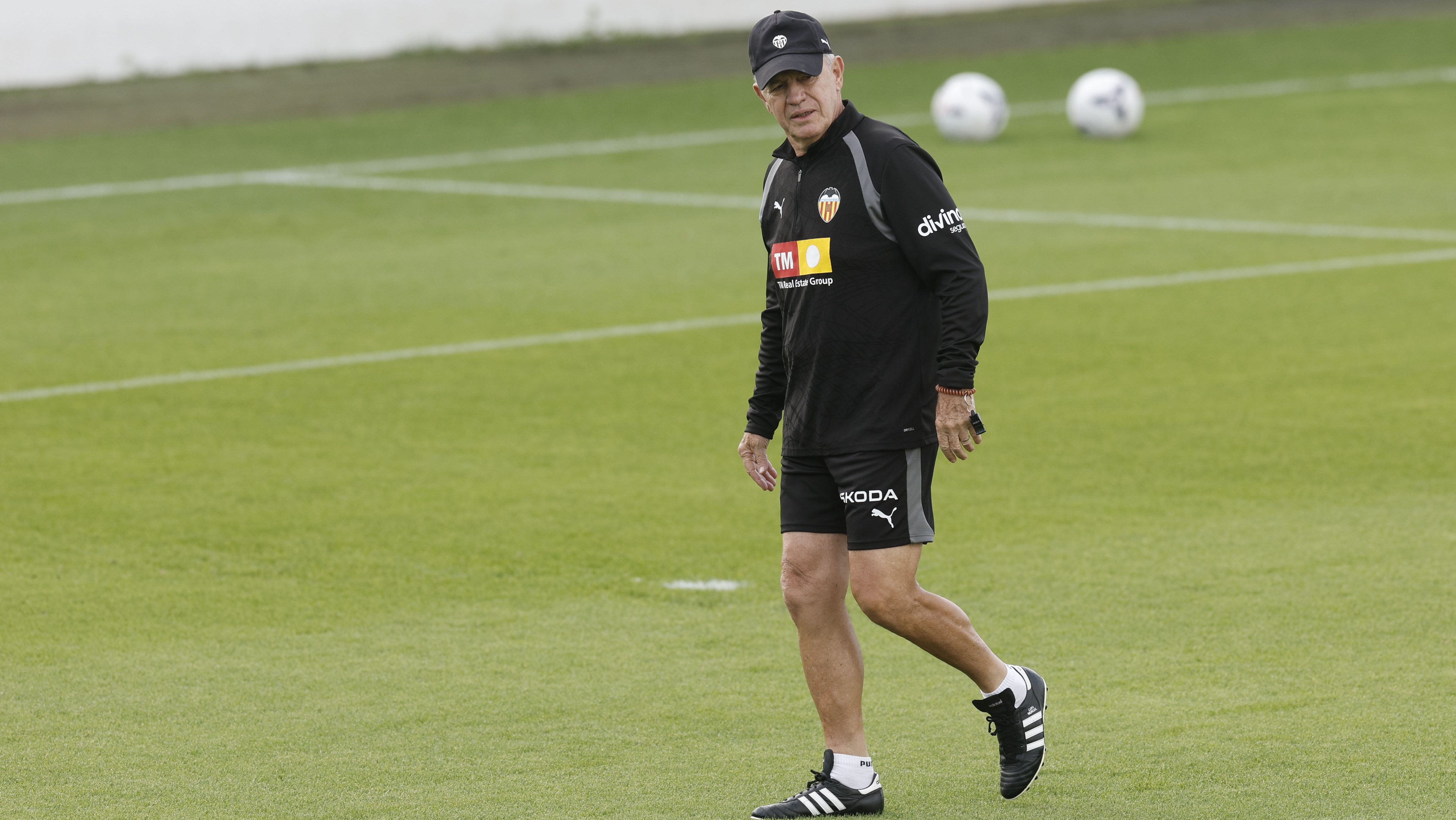 Javier Aguirre polemiza con la prensa y presume el debut de Gilberto Mora