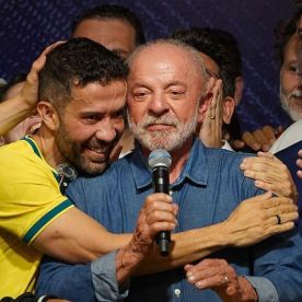 El "ejército digital" de 10 millones de personas en WhatsApp que ayudó a Lula a lograr una victoria histórica