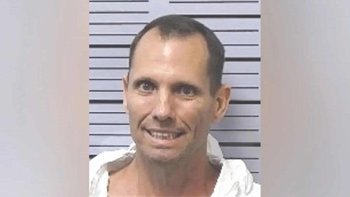 Acusan a hombre de asesinar a su abuela y a su tía con una motosierra en Alabama