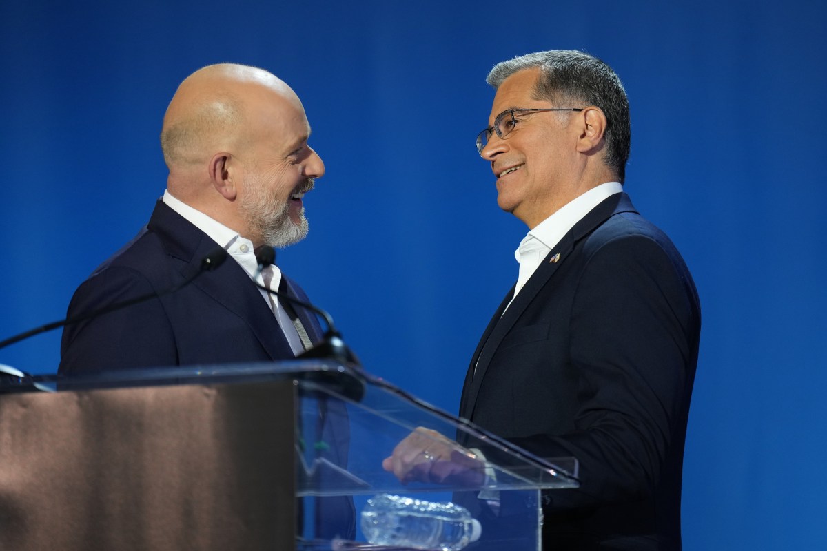 Xavier Becerra y Steve Hilton exponen propuestas sobre inmigración, vivienda y economía ante latinos