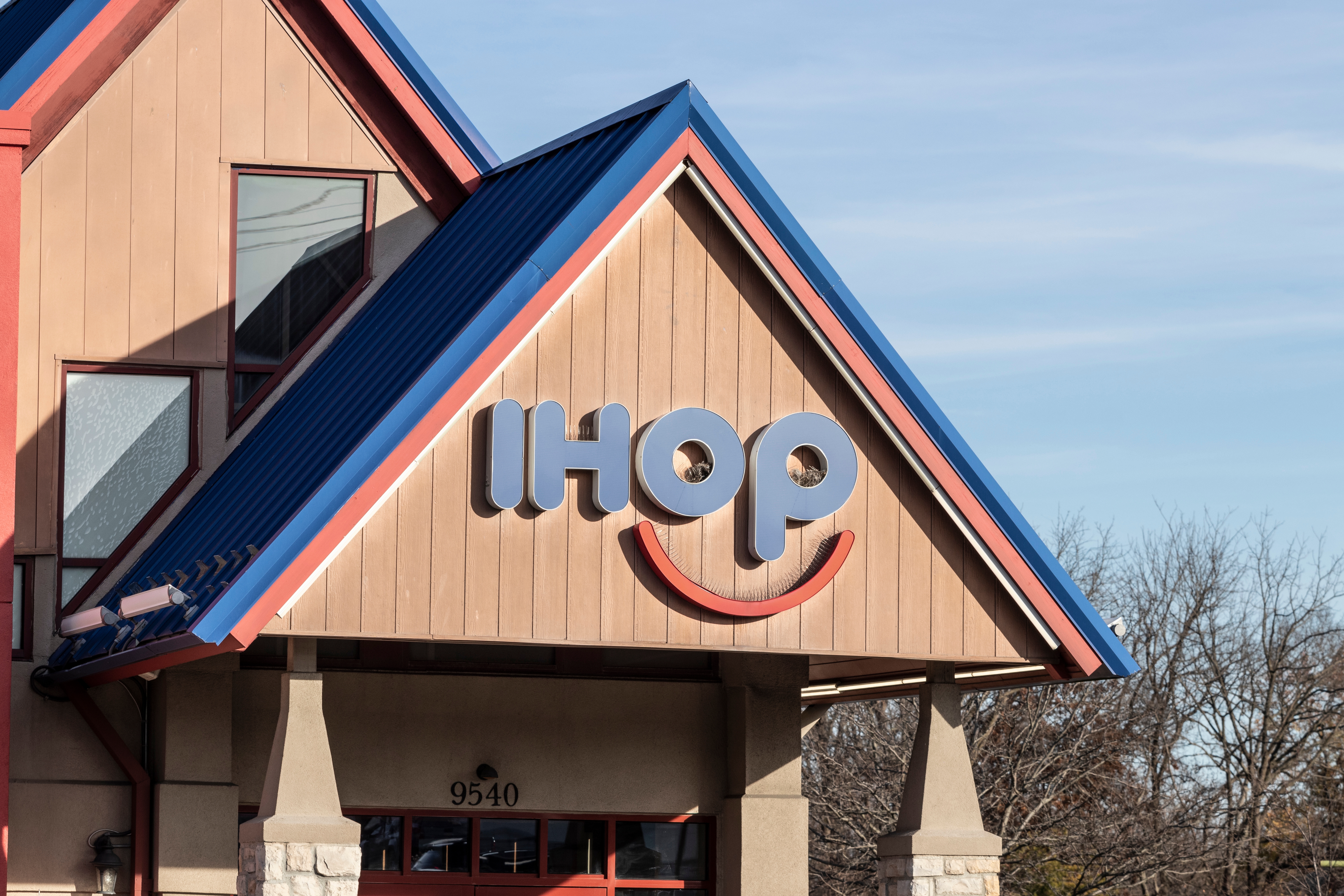 Hombre de Indiana es acusado de disparar en un IHOP tras acusar a un cocinero de acostarse con su esposa
