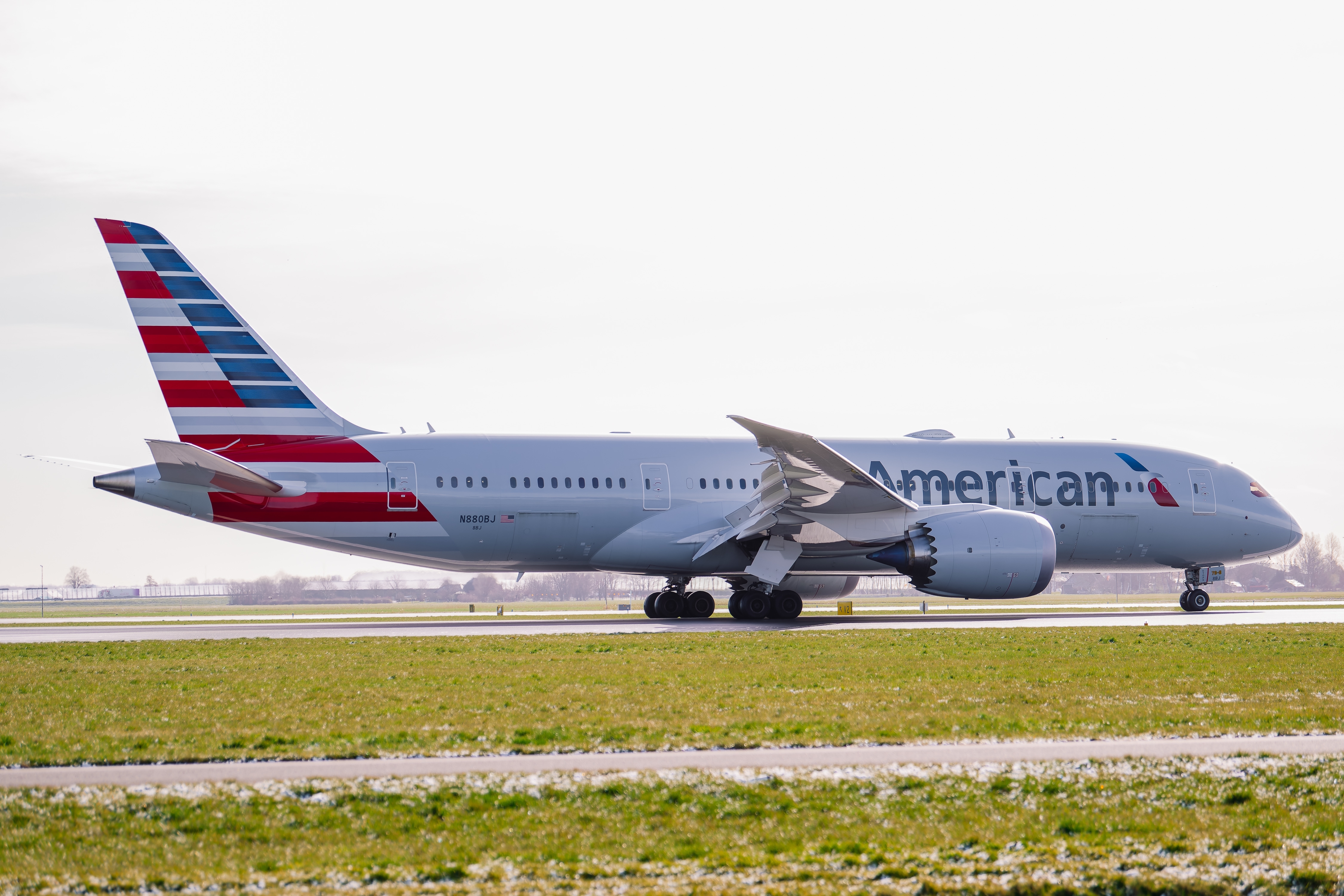 Avión de American Airlines sufre una falla en los frenos y revienta un neumático al aterrizar en Chicago