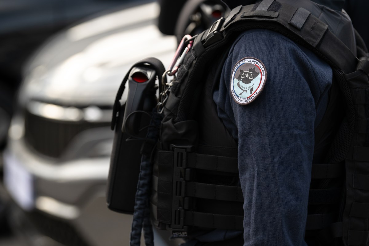 Despiden a una agente de Texas por tomarse fotos con reclusas y hacer gestos obscenos