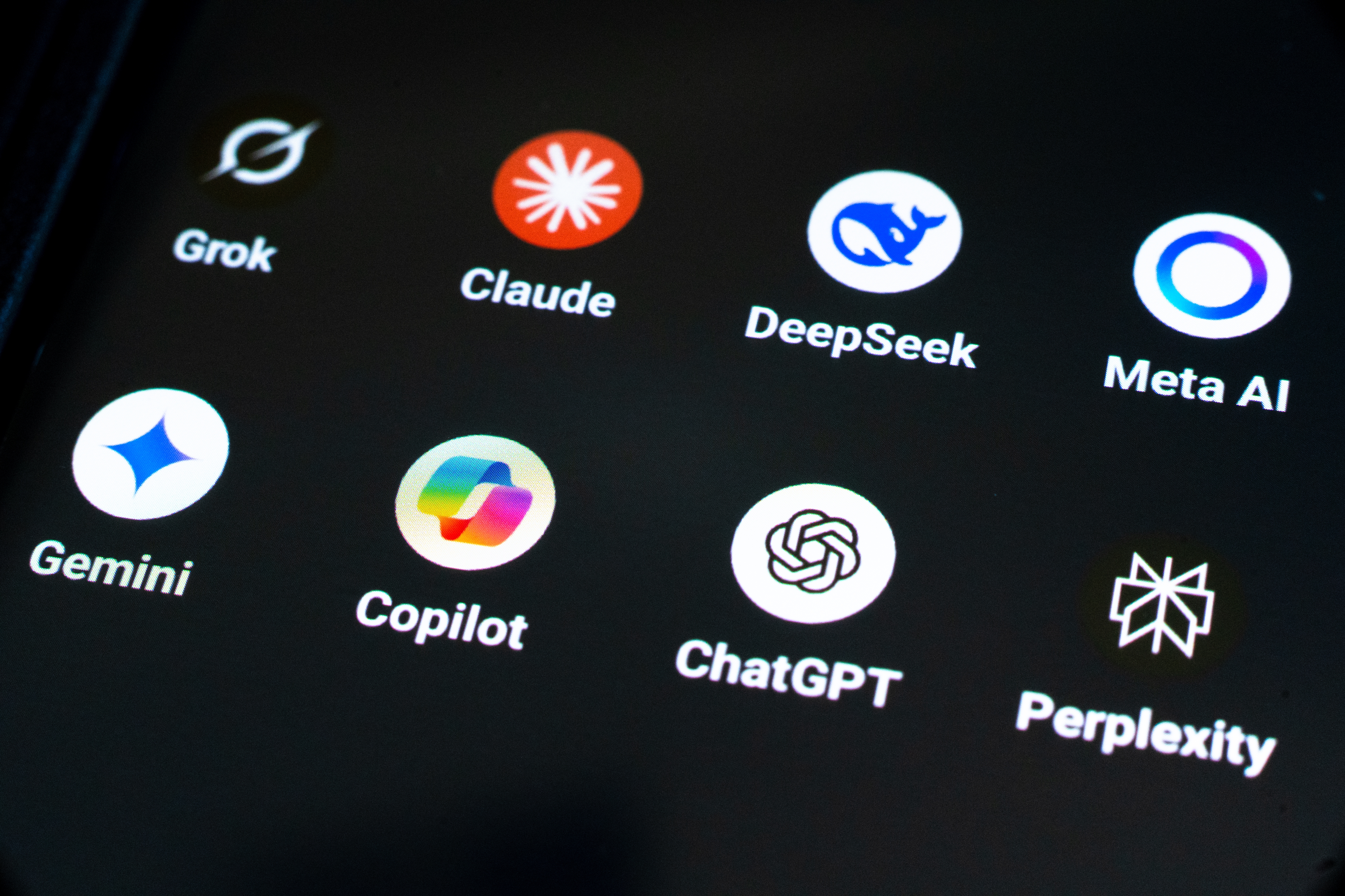 ¿Qué pasa con tus datos cuando usas ChatGPT o Claude?