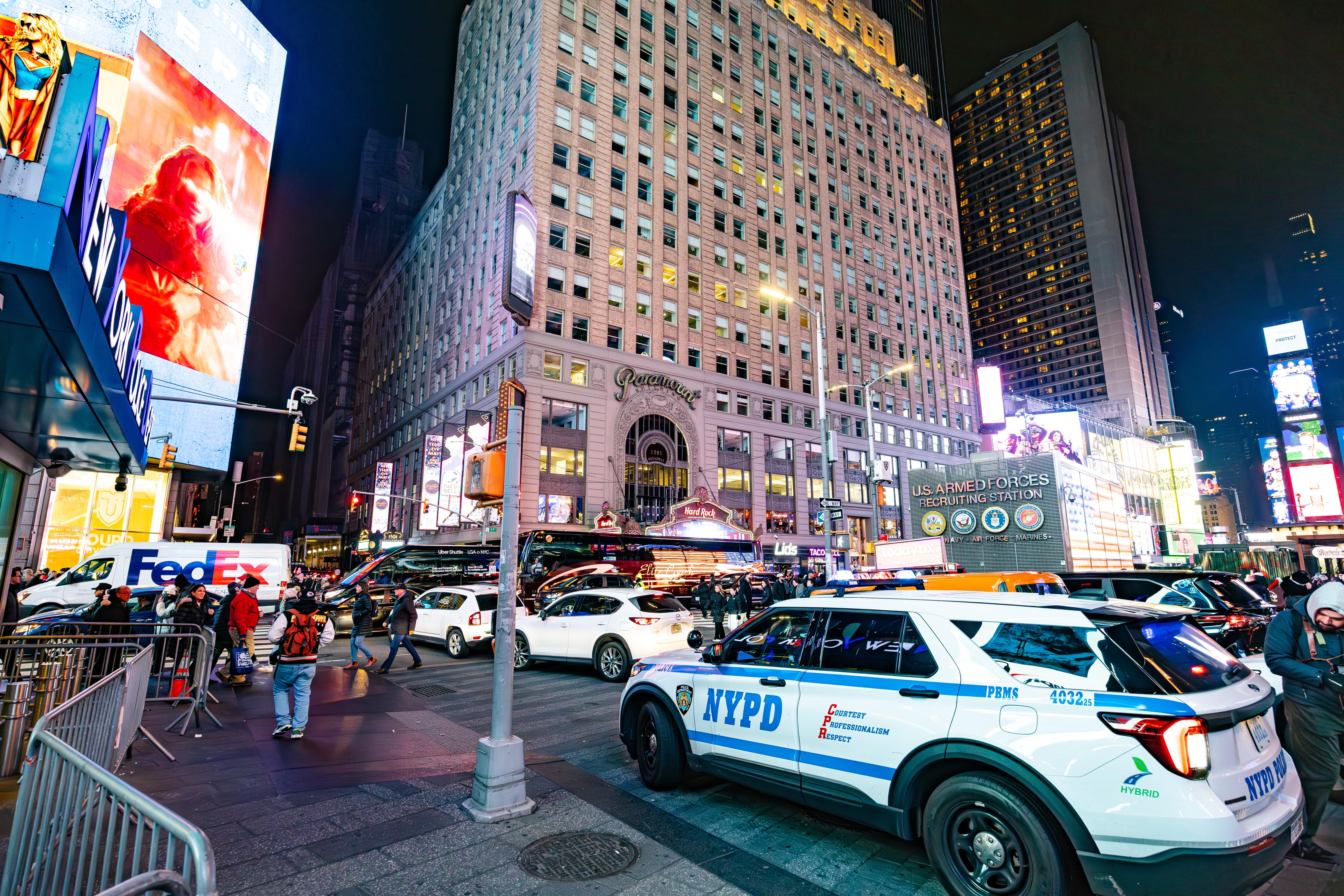 Mujer muere y bebé queda herida tras caer desde un edificio en el Bronx