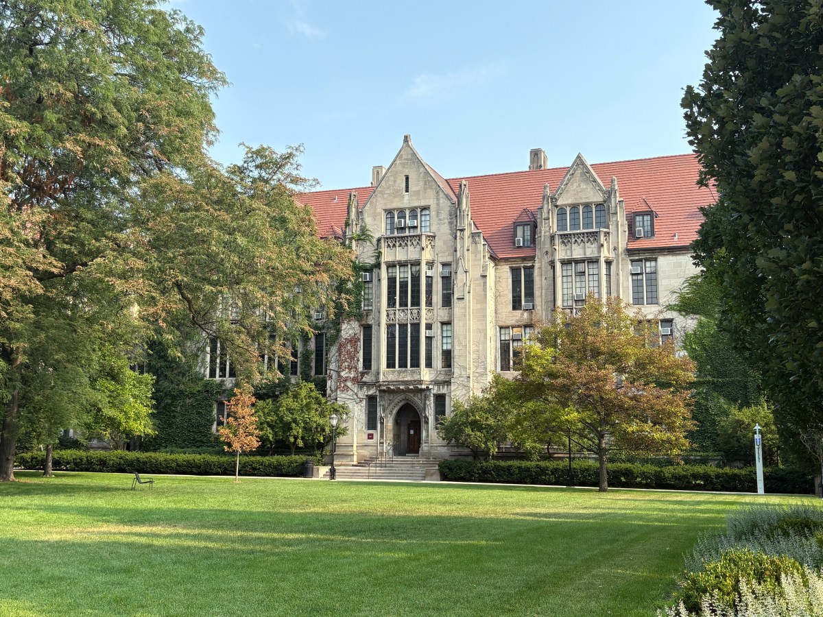 Investigan presunta agresión sexual contra una mujer de 21 años en una fraternidad cerca de la Universidad de Chicago