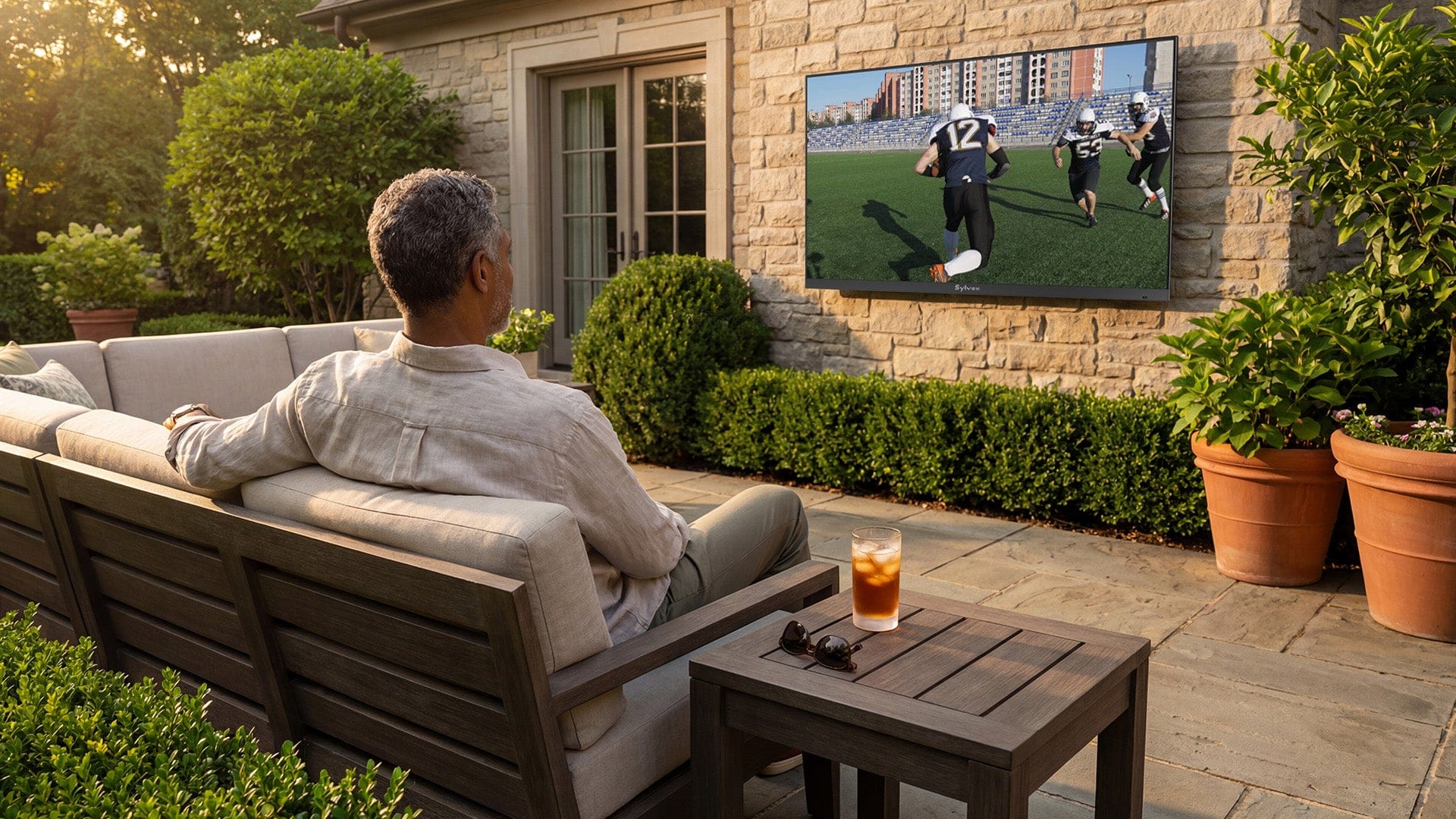 Sylvox Frameless Pro el TV para exteriores que presume 2,000 nits, resolución 4K y protección IP56