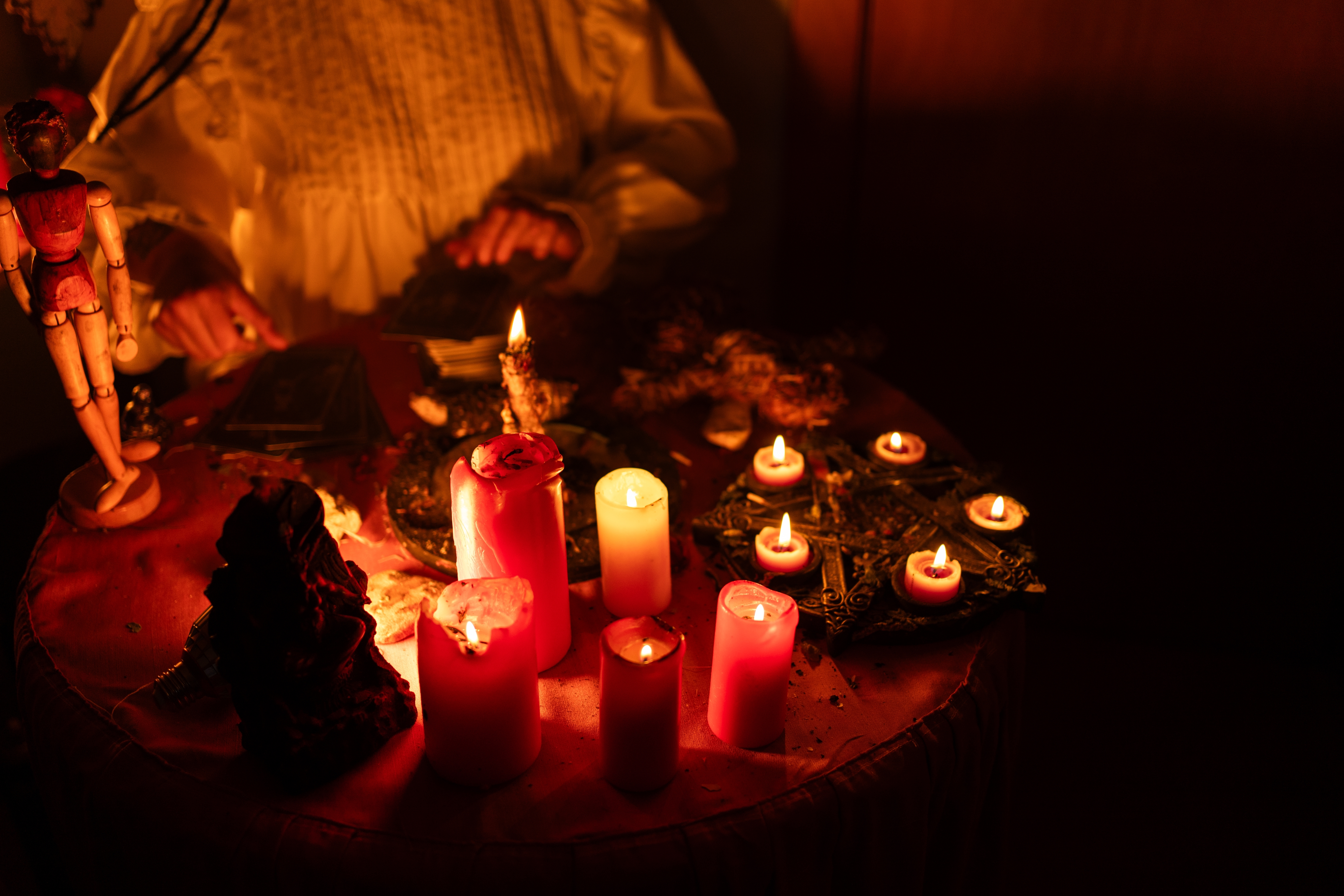 Qué colores de velas prender si deseas protección contra envidias y maldiciones