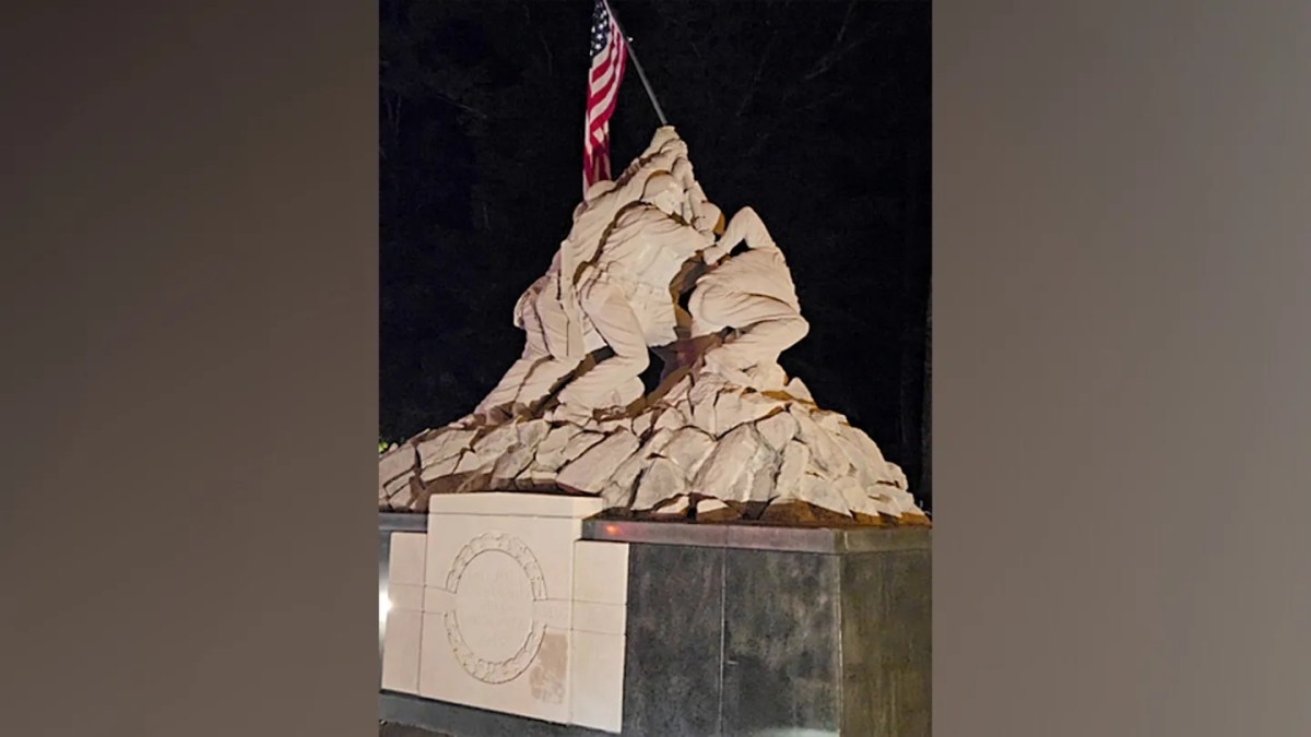 Conceden libertad bajo fianza a hispano acusado de destruir monumento de Iwo Jima en Virginia